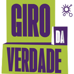 Marca do produto Giro da Verdade. Ela consiste em dois blocos retangulares verdes empilhados, com as palavras Giro no bloco superior e Verdade no bloco inferior, escritas em roxo. Entre os dois blocos, no canto direito, há um quadrado roxo menor, com a palavra DA. No canto superior direito há o símbolo da marca Manda a Real, que consiste em um elemento que se assemelha a um vírus mesclado ao símbolo de compartilhamento