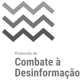 Na parte superior há três linhas paralelas entre si, em formato de zigue-zague horizontal, em tons de cinza que vão do mais claro ao mais escuro de cima para baixo. Na parte inferior está o texto Protocolo de Combate à Desinformação em cinza.